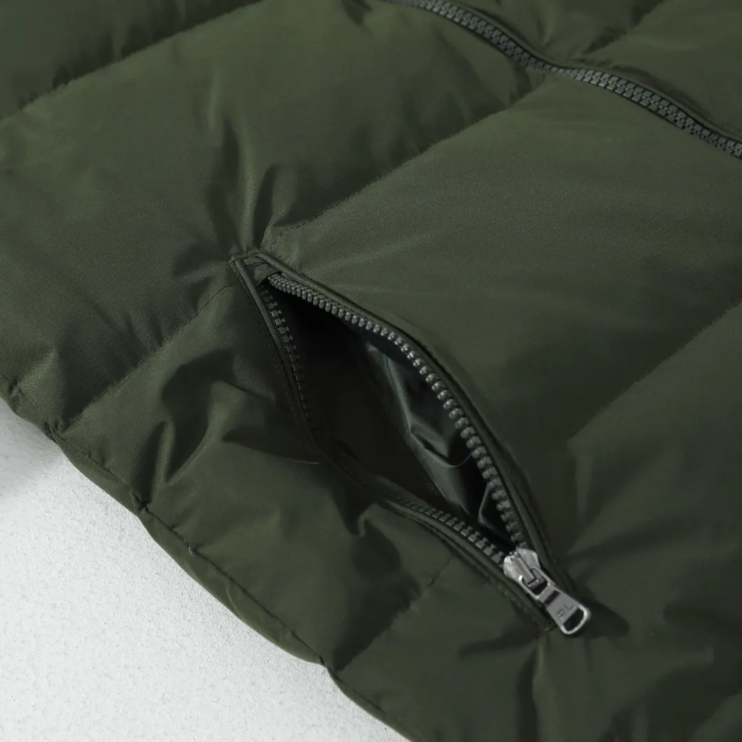 P660 #R54 Ralph Lauren/Ralph Lauren hooded down jacket (top quality, feel free to compare), using imported Barudan embroidery machine, carefully crafted with thousands of needles electric embroidery technology. Imported No. 7 needles and special embroidery thread ensure that every letter of the polo logo is full, three-dimensional and clear, creating the "most expensive embroidery logo" that can be called a work of art. Top-notch velvet core, luxurious warmth. Filled with national standard 80% high-quality white duck down, bringing excellent thermal insulation performance. At the same time, it is lightweight and can quickly regain its fluffiness after compression, bringing you a warm embrace without burden and resisting the harsh winter. Technical fabrics, no fear of wind and snow •Long-lasting fluffy and shape-retaining: High-quality filling ensures that the down jacket is not easy to stiffen and keeps you warm for a long time. •Strict anti-velvet technology: Using 400T gall fabric with pinhole retraction technology, it fundamentally eliminates the phenomenon of velvet leakage and makes wearing more secure. •All-round protective experience: Windproof and waterproof matte fabric, combined with an adjustable hem with a built-in drawstring buckle, can effectively lock in temperature and cold, and cope with changeable weather. Perfect details, creating a classic •Original electroplated YK zipper, smooth and durable, with brand texture highlighted in every detail. •Detachable hood design, one garment can be worn multiple times to meet different occasions and outfit needs. •Original hangtag and washed label, quality guaranteed. Five colors come together for couples to enjoy together: black is cool, beige is gentle, navy is calm, khaki is retro, and green is fresh. Available in five colors, the same style for men and women, it can be worn perfectly as a couple's outfit or a personalized item, becoming an indispensable fashion equipment on the streets in winter. Color: black, khaki, navy blue, army green, beige Size: S M L 66 67
